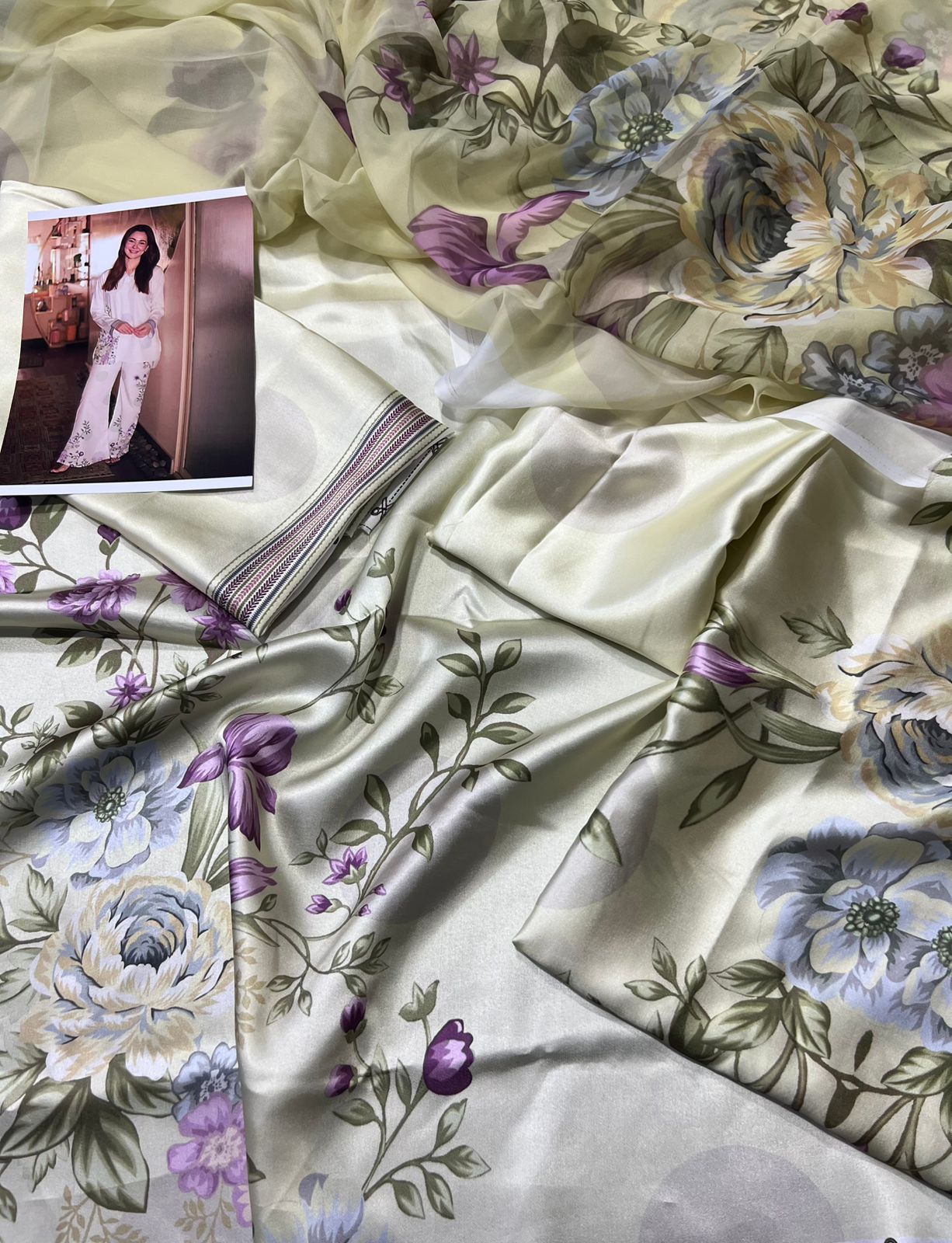 Haniya Amir Wear Silk Digital Print 3piece Unstitched